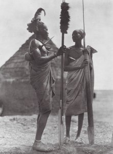 Afrika: Festival kıyafetli Şilluklar (s/b fotoğraf) by Hugo Adolf Bernatzik