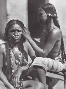 Afrika: Sudanlı kadınlar saç örüyor (s/b fotoğraf) by Hugo Adolf Bernatzik