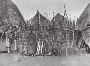 Afrika: Ölen bir Şilluk şefinin mülkü (siyah-beyaz fotoğraf) by Hugo Adolf Bernatzik