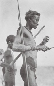 Nuer adamı (siyah-beyaz fotoğraf) by Hugo Adolf Bernatzik