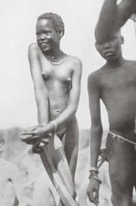 Nuer, kız ve erkek (siyah-beyaz fotoğraf) by Hugo Adolf Bernatzik