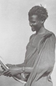 Schilluk-Mann (siyah-beyaz fotoğraf) by Hugo Adolf Bernatzik