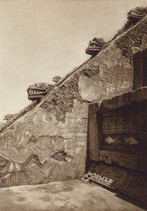Meksika: San Juan Teotihuacan, Kalenin merkezindeki Quetzalcouatl piramidindeki merdivenlerin heykelleri, Batı cephesi (b/w fotoğraf) by Hugo Brehme
