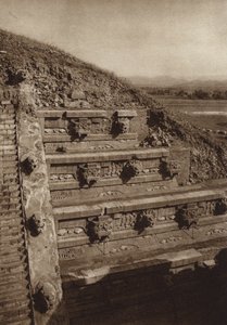 Meksika: San Juan Teotihuacan, Quetzalcouatl piramidinin batı cephesindeki taş heykeller, Kalenin ortasındaki piramit (b/w fotoğraf) by Hugo Brehme