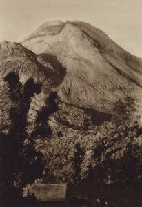 Meksika: Son patlamalardan önce Colima Yanardağı (b/w fotoğraf) by Hugo Brehme