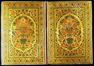 Çiçek desenli, ortasında çiçek vazosu ve ispinoz bulunan bir çift lake kitap kapağı, 18. yüzyıl by Indian School