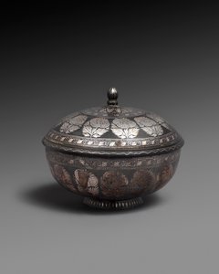 Gümüş kakma metal alaşımdan kase ve kapak, her biri natüralist çiçeklerden oluşan bir şerit, 1700-1899 by Indian School