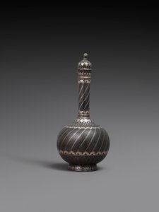 Şişe ve kapak ve sehpa veya gümüş ile kakma metal alaşımdan tabak, 1700-99 by Indian School