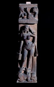 Hinduizm: Doğanın Yakshini (Yaksi) ruhunun temsili, bir kafes ve bir papağan tutuyor, bir cüce üzerinde duruyor - (Bir papağan ve bir kafes ile bir Yaksi, bir cüce üzerinde duruyor) Mathura'dan heykel, gres (Mathura heykeli) , kumtaşı) 2. yüzyıl (2. yü by Indian School