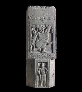 Nagarjuna bölgesinden bir cüce ve İskit figürlerini gösteren Stupa levhası (kabartma) by Indian School