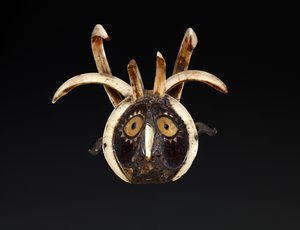 Muhtemelen bir horozun başını gösteren ağız maskesi (tahta, yaban domuzu dişleri, deniz tarağı kabuğu, sedef, manda boynuzu, reçineli malzeme ve pigment) by Indonesian School