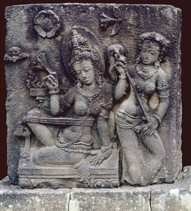 Oturan Kraliçe (andezit)