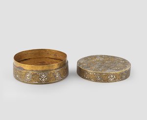 Silindirik kapaklı, gümüş kakmalı pirinç işlemeli, sonradan yaldızlı ve olası iç bant ilaveli kutu, 1400-c.1525 by Iranian School