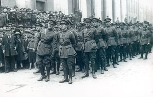 Michael Collins (1890-1922) (solda) İrlanda Özgür Devlet Ordusu Başkanı olarak Arthur Griffith