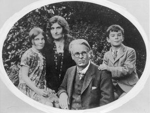 William Butler Yeats (1865-1939), karısı Georgie Hyde Lee ve çocukları Anne ve Michael ile