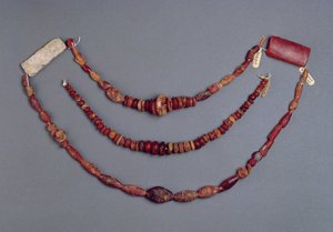 Hallstatt, Avusturya, MÖ 700-500'den Üç Boncuklu Boncuk (kehribar)