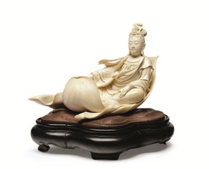 Bir nilüfer yaprağı üzerinde yüzen Kannon'un fildişi oymacılığı, Meiji dönemi, 19. yüzyılın sonları (ahşap ayaklı fildişi) by Ishikawa Komei