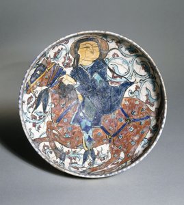Etrafı çiçek desenli, atlı bir atlıyı betimleyen bir mina