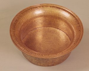 Lüzinyanlı IV. Hugh (1299-1359) Kıbrıs, Mısır veya Suriye Kralı (çekiçle işlenmiş bakır ve gümüş) için yapılmış geometrik desenler, hayvanlar ve yazı ile süslenmiş lavabo (ayrıca bkz. 69540)