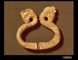 İki canavar başlı bileklik, 14-15. yüzyıl (ahşap)