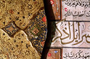 Karmaşık altın ve lapis lazuli tezhiplerinin detayı ve bir Kuran kapağında sül ve nesih yazılarıyla arabesk tasarımlar by Islamic School