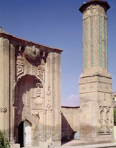 Giriş kapısı ve minare, 1260-65 yılları arasında inşa edilmiş (fotoğraf) by Islamic School