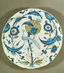 Çiçekler arasında tünemiş bir tavus kuşu ile boyanmış İznik çanak, Türkiye, c.1550-55 (polikrom sırlı fritware) by Islamic School