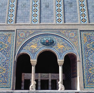 Çini kaplamalı, ızgaralı ve yekpare taş sütunlu eyvanlardan biri by Islamic School
