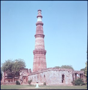 Qutab Minar, inşa 1193-1230 by Islamic School