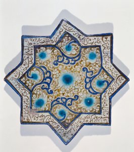 Takht-e Solaiman tarzında yıldız şeklinde sır üstü yaprak yaldızlı karo, 13.-14. yüzyıl (seramik) by Islamic School