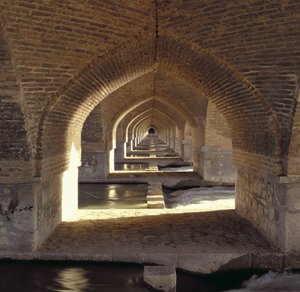 Khaju Köprüsü barajının iç kısmı boyunca görünüm, Safevi Dönemi (tuğla ve taş) by Islamic School