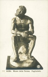 Boksör Dinleniyor, Palazzo Massimo alle Terme, Roma (b/w fotoğraf) by Italian Photographer