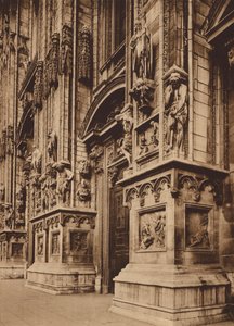 Duomo di Milano: Cephe Detayı (b/w fotoğraf) by Italian Photographer