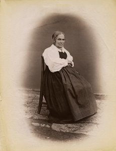 Sandalyede oturan yaşlı kadın, Parre, Lombardiya, İtalya, fotoğraf Premiata Fotografia Taramelli, Bergamo by Italian Photographer