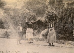 Başlarının üzerinde odun demetleri taşıyan çiftçiler, Paola, Calabria, Leopoldo Menarini