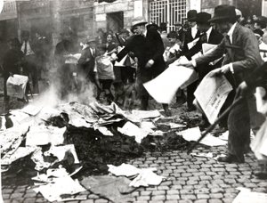 Faşist ekip kuşatmayı yıktıktan sonra sosyalist gazeteleri “Il Paese”i yaktı by Italian Photographer