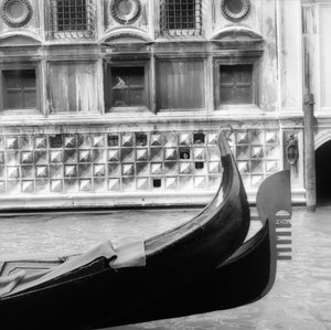 Venedik Kanalında adım gondol by Italian Photographer