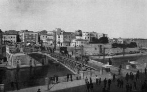 Taranto, Ponte Girevole kapandı ve eski şehir (s/b fotoğraf) by Italian Photographer
