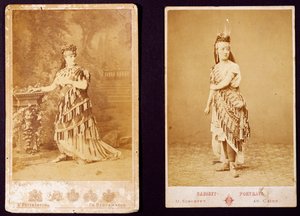 Aida için kostüm giyen Teresa Stolz ve Antonietta Pozzoni (jelatin gümüş baskı) by Italian Photographer