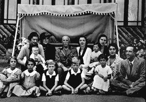 İtalyan kraliyet ailesi. Merkezde Victor Emmanuel III (Vittorio Emanuele). Oturan çocuklar arasında soldan 3. Prens Victor Emmanuel (Victor-Emmanuel) (Vittorio Emanuele), sağdan sonuncusu babası Humbert II (Umberto II). 19 by Italian Photographer