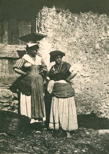 Roma kırsalından geleneksel kıyafetler giyen iki çiftçi, İtalya, 1910 civarı by Italian Photographer