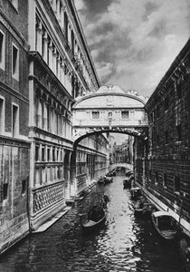 Venedik, Ahlar Köprüsü (s / b fotoğraf) by Italian Photographer