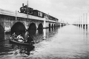 Venedik, Demiryolu Köprüsü (s/b fotoğraf) by Italian Photographer