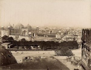 Agra şehrinin görünümü ve Moti Camii (Agra Kalesi), c.1890 (gümüş jelatin baskı) by Italian Photographer