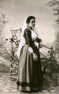 Geleneksel kıyafet giyen kadın, Sardinya, İtalya, 1910 civarı by Italian Photographer