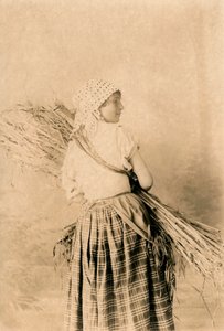 Geleneksel kıyafetler giyen genç köylü kadın, Lucera, Apulia, İtalya, R Manfredonia