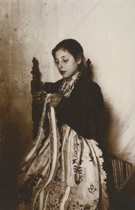 Dikiş diken genç kadın, Toskana, İtalya, 1910 civarı by Italian Photographer