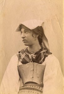 Geleneksel kıyafet ve başlık giyen genç kadın, Roma kırsalı, Lazio, İtalya, 1905 civarı