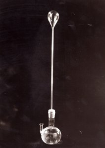 Galileo Galilei (1564-1642) tarafından icat edilen bir termoskopun kopyası by Italian School