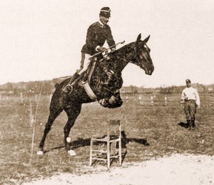Federico Caprilli sandalyeden zıplıyor (s/b fotoğraf)